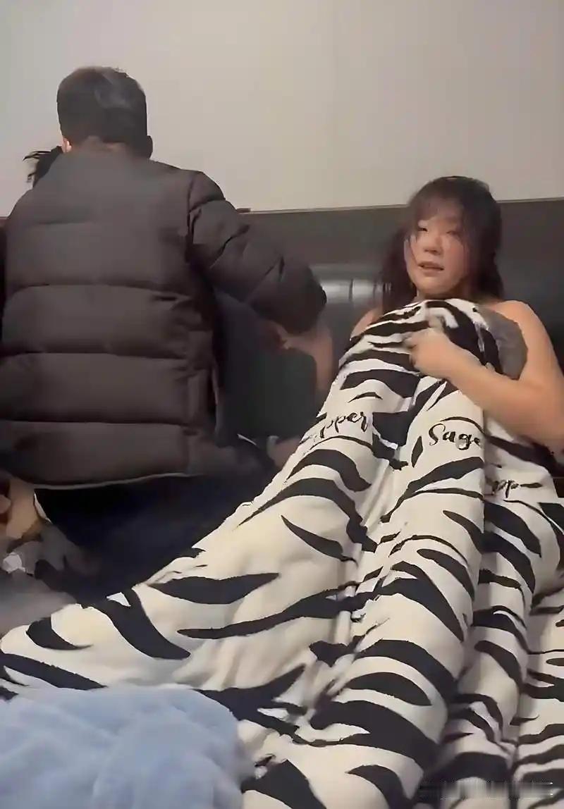 一公公当场撞破儿媳出轨，儿媳跪求他别说出去，公公说：“能替你瞒，但你得答应我一个
