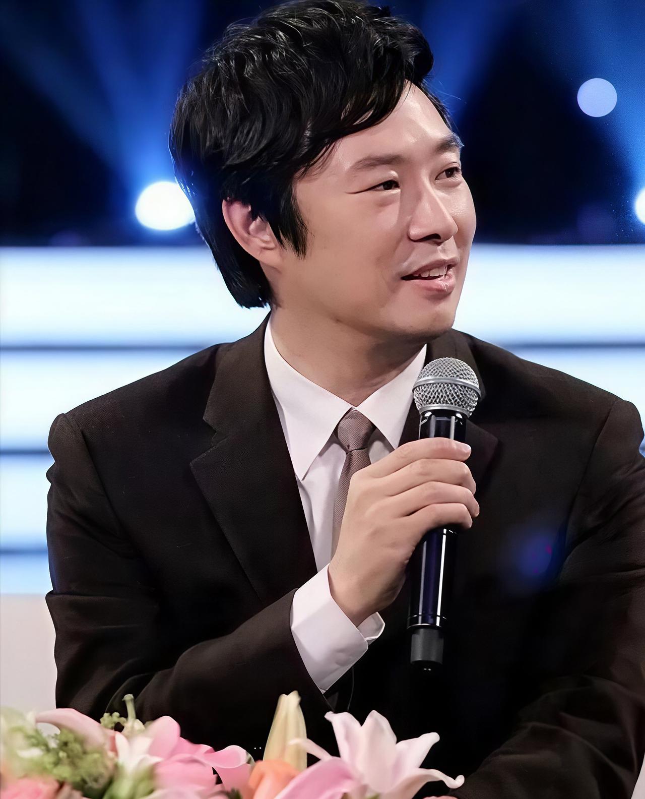 谁能想到，一个在舞台上唱了四十七年、告别巡演狂揽两亿多票房的人，退圈后最常被街坊