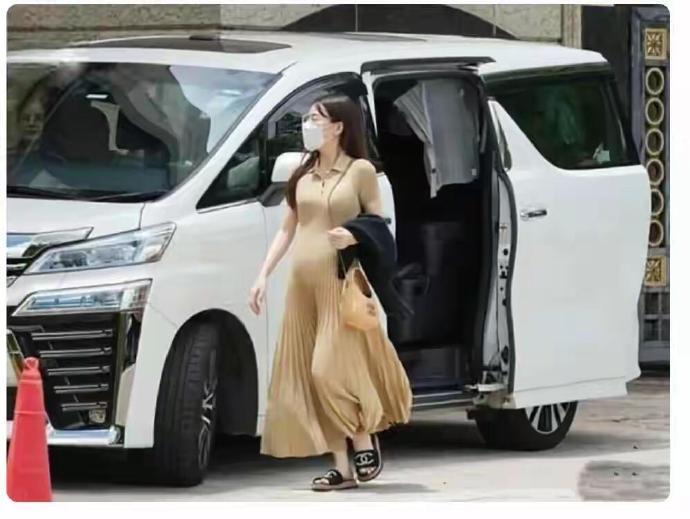 天王嫂方媛接女儿放学，三胎孕肚明显，看着好辛苦的样子 ​​​