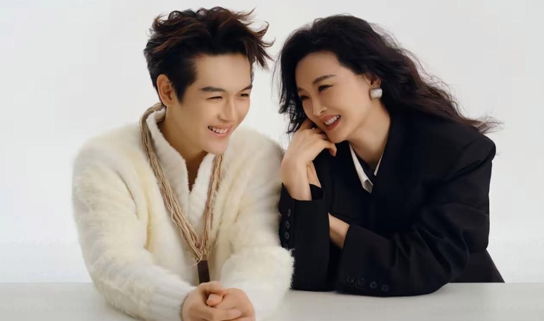 王艳和她儿子笑起来一模一样。