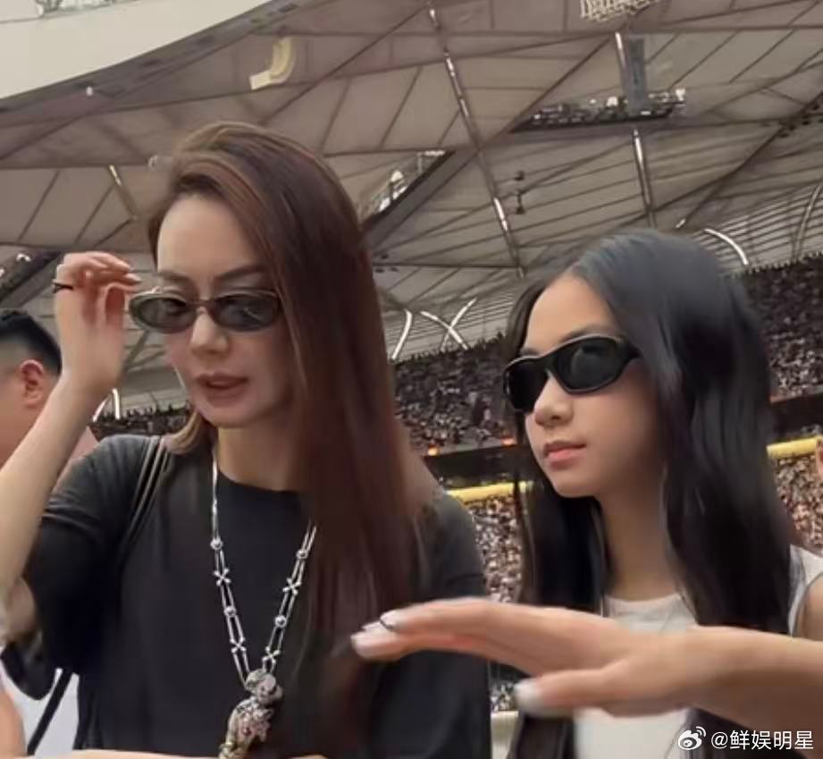 蔡依林演唱会偶遇戚薇一家三口蔡依林演唱会偶遇戚薇一家三口！ 戚薇李承铉女儿都这么