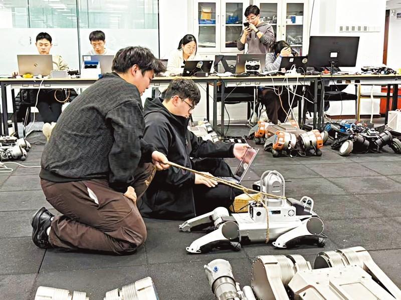 咱就说：人形机器人这个赛道，我国敢说第一，在座的各国都是第二！
人形机器人赛道上