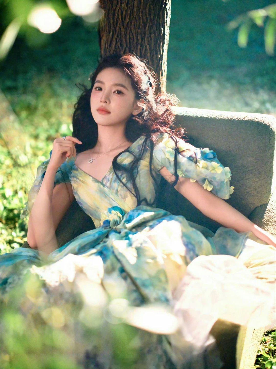 章若楠芭莎红毯造型出图，完全仙子，好美！ ​​​