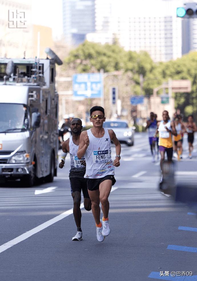 2:05:58！00后小将丰配友东京马拉松刷新中国男子马拉松纪录，正式迈入205