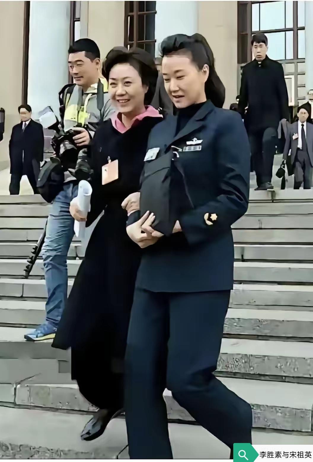 那年，也是“两会”，著名京剧表演艺术家李胜素与著名歌唱家宋祖英两位委员，开完会满