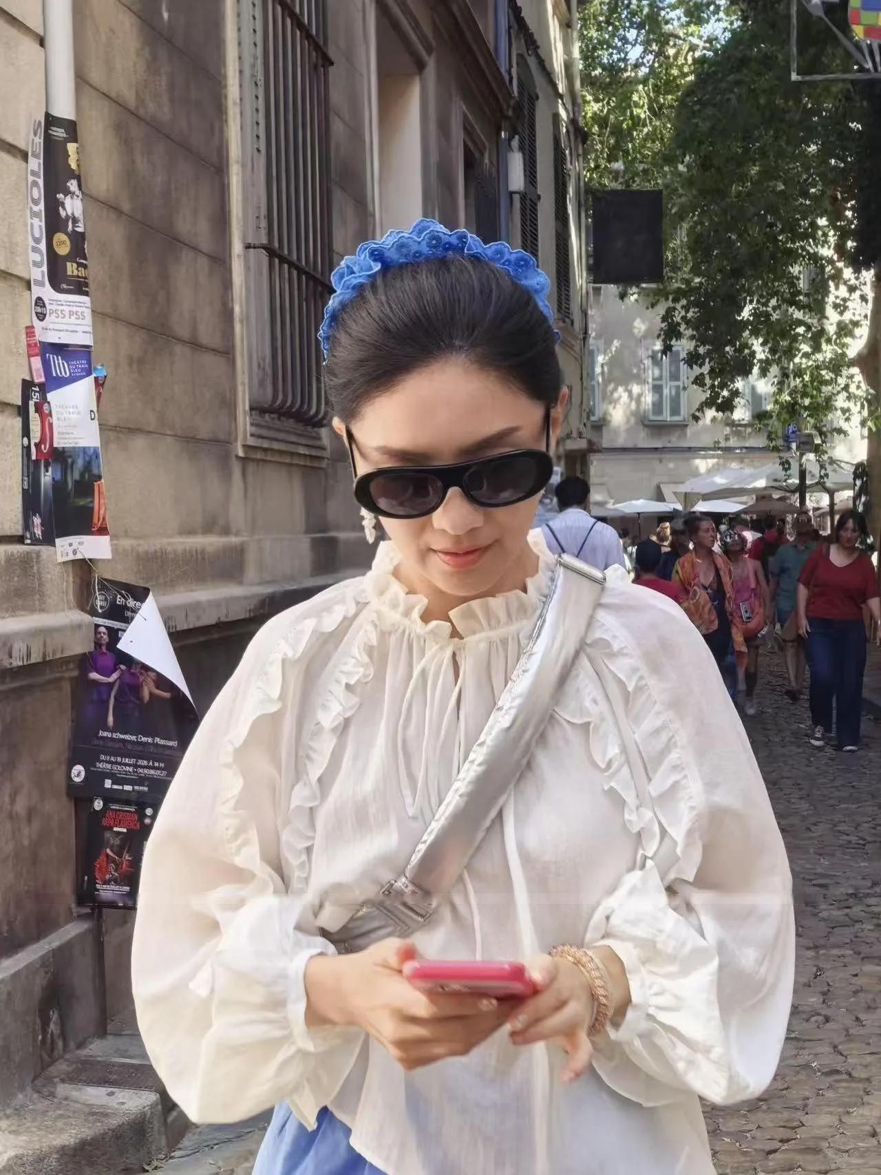 中年女人穿搭不用刻意扮嫩，学胡可这套清爽出圈
 
很多人到中年就不敢穿亮色，怕显