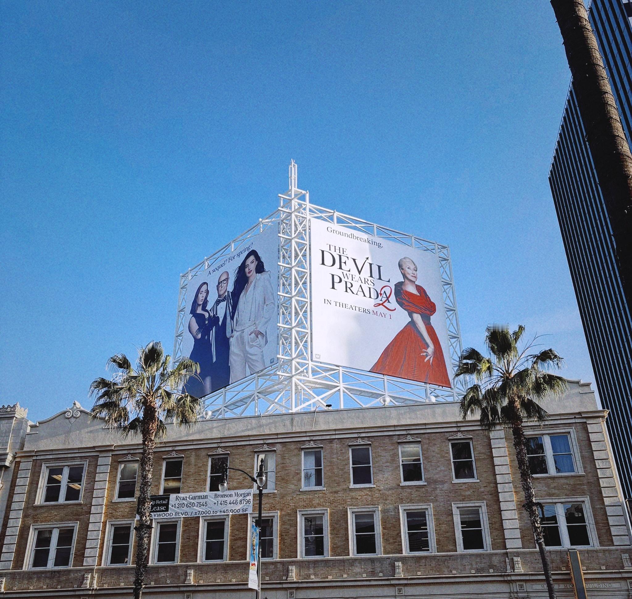 双料狠角 被星巴克土晕。这么早就围起来，架起机器了 