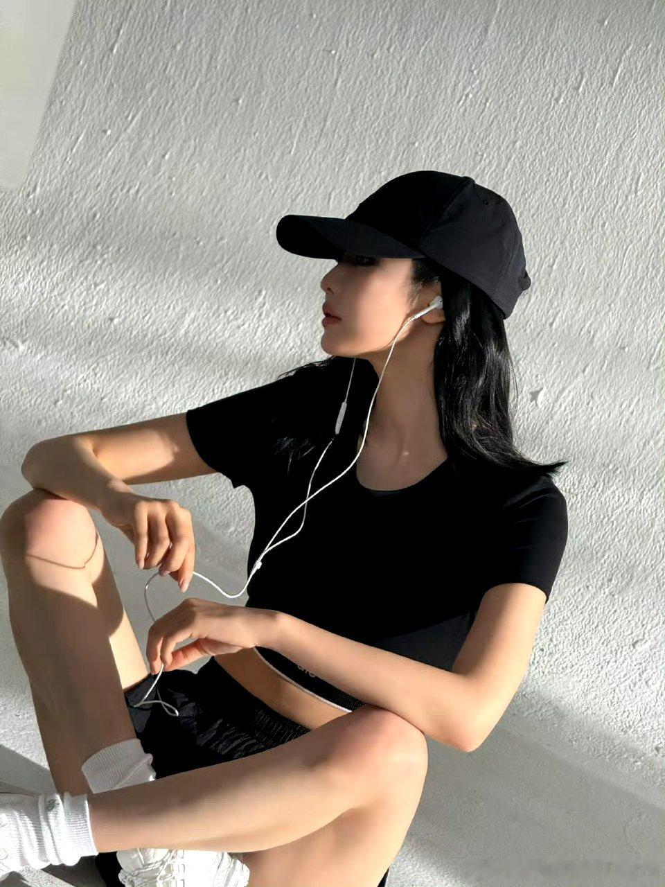 首先这两张图真的很有感觉，这个宁宁猫简直就是衣架子呀！漂亮的帽子与漂亮的头骨天生