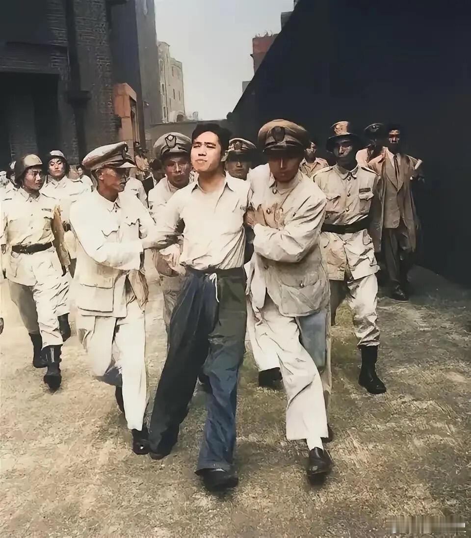 1948年9月，上海，24岁的王孝和被宪兵押赴刑场的一张留影，在生命的最后时刻，