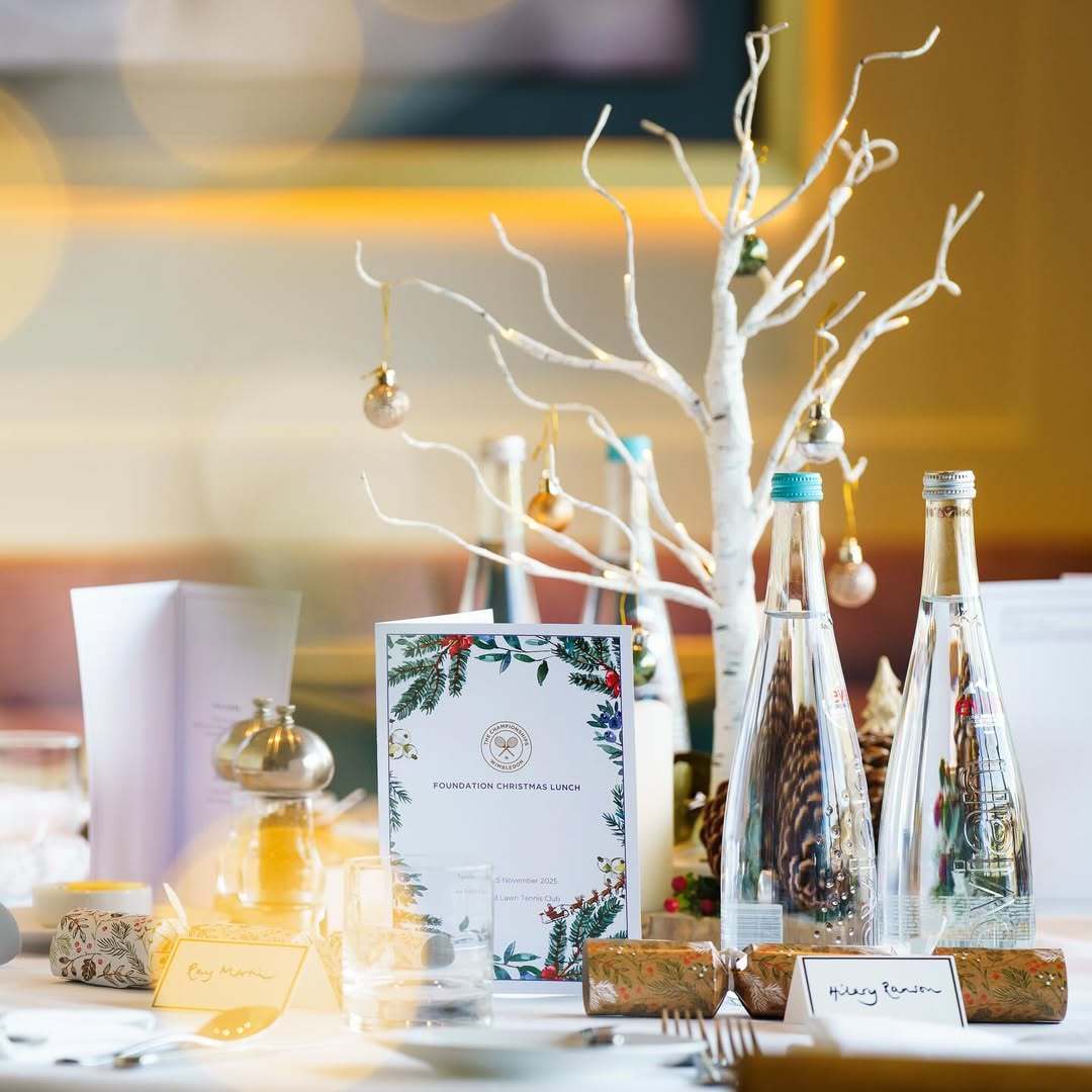 温布尔登的圣诞温度提前上线✨温布尔登基金会大使博尔特走进社区，出席支持老年公益组