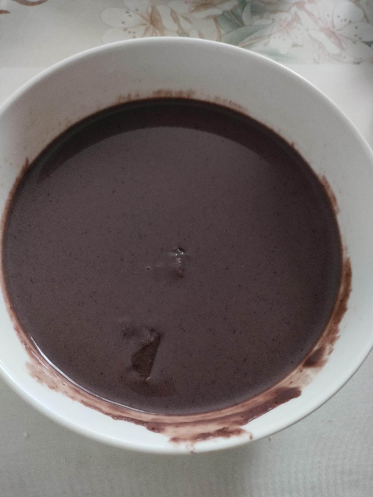 黑豆豆浆和黄豆豆浆哪个好我觉得黑豆豆浆比黄豆豆浆营养价值更高，所以自己家做的都是
