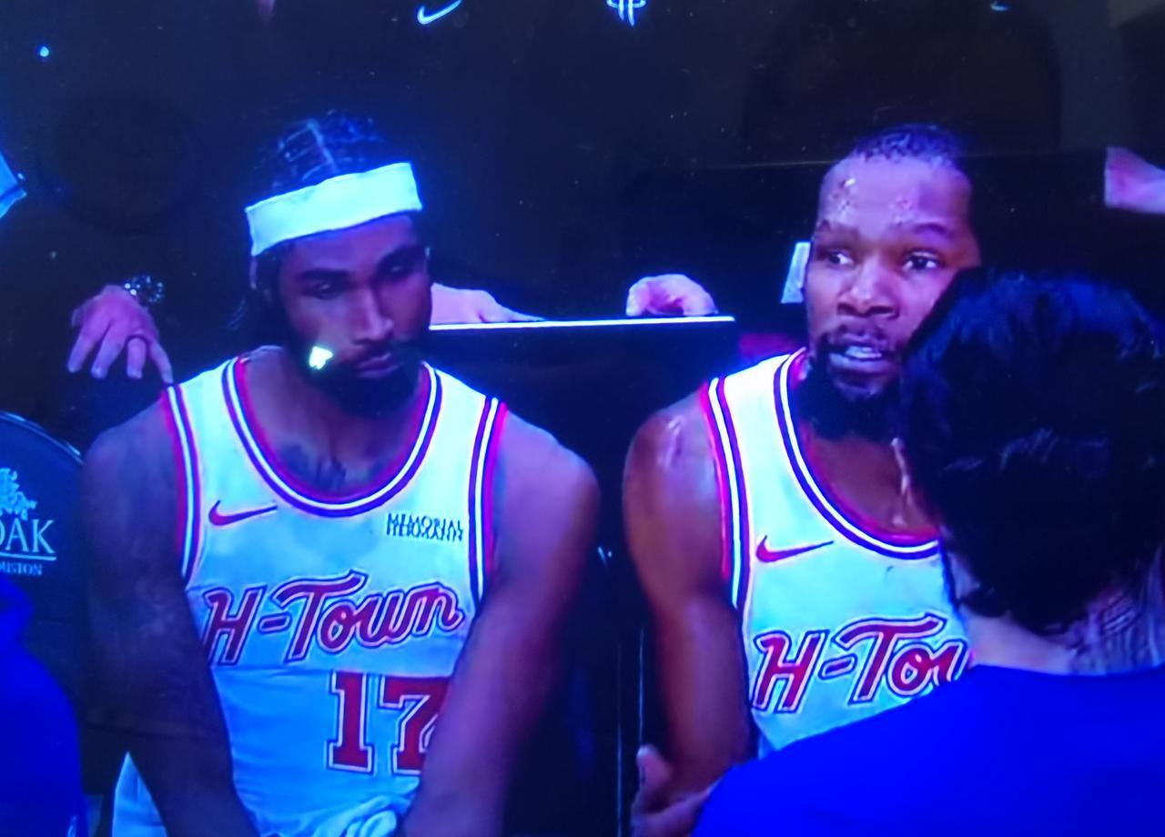 杜兰特快被烧干了。
你发现没？
申京一躺，火箭的进攻发起点直接塌方。
乌杜卡这老