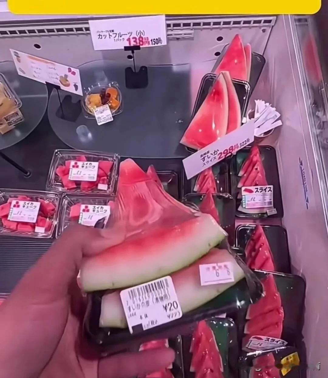 只有我一个人想知道，这是谁啃剩下的瓜皮吗？
虽然我小时候也吃过凉拌西瓜皮，炒西瓜