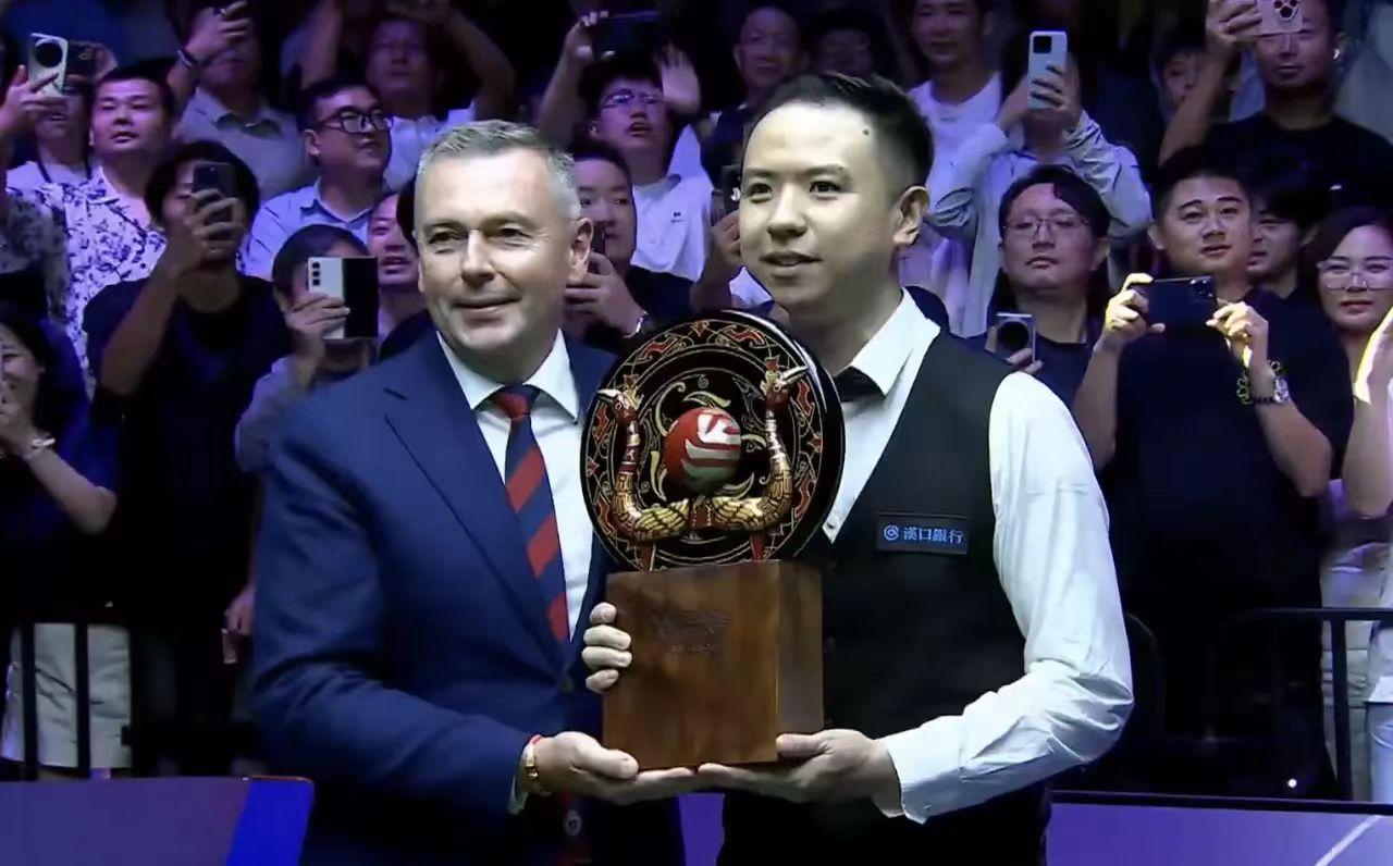 这个冠军来得实在不容易，2025世界斯诺克武汉公开赛，卫冕冠军肖国栋依靠1杆破百