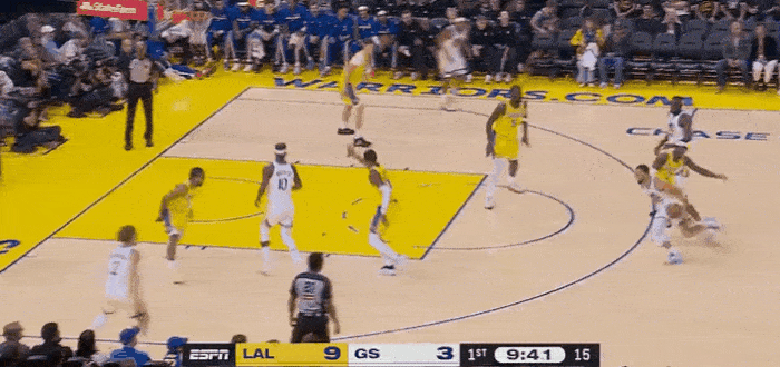 勇士当家球星库里真是太潇洒了！NBA季前赛，在勇士对阵湖人的第一节比赛中，库里三