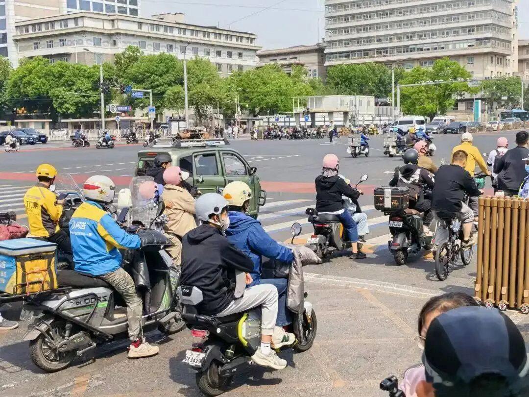 【爱车安全贴士北京海淀路口，一人骑电动自行车逆行闯红灯不幸身亡…北京警方再通报两