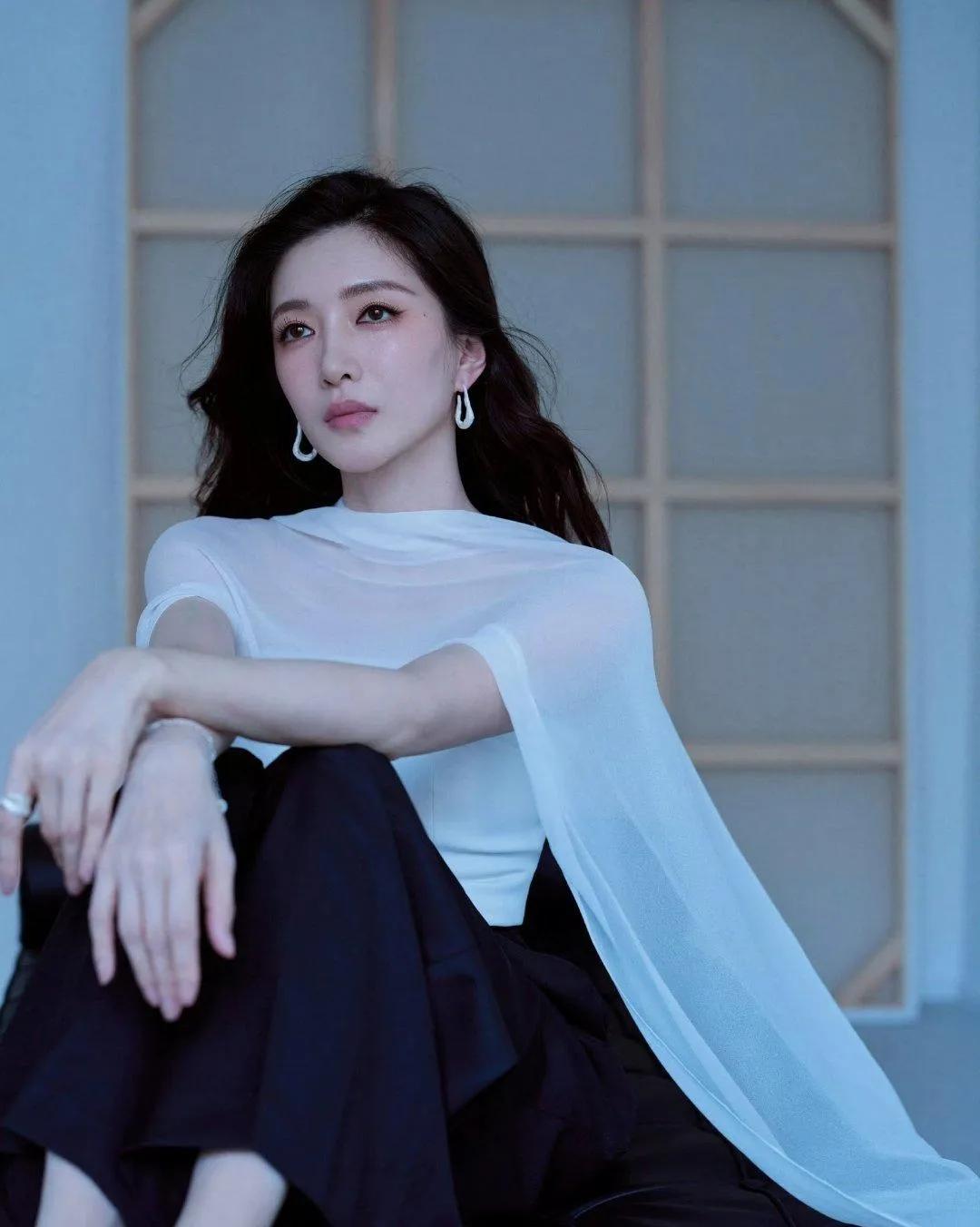 江疏影黑白穿搭，高级感天花板！
 
白上衣配黑阔腿裤，简约配色，气场直接拉满！