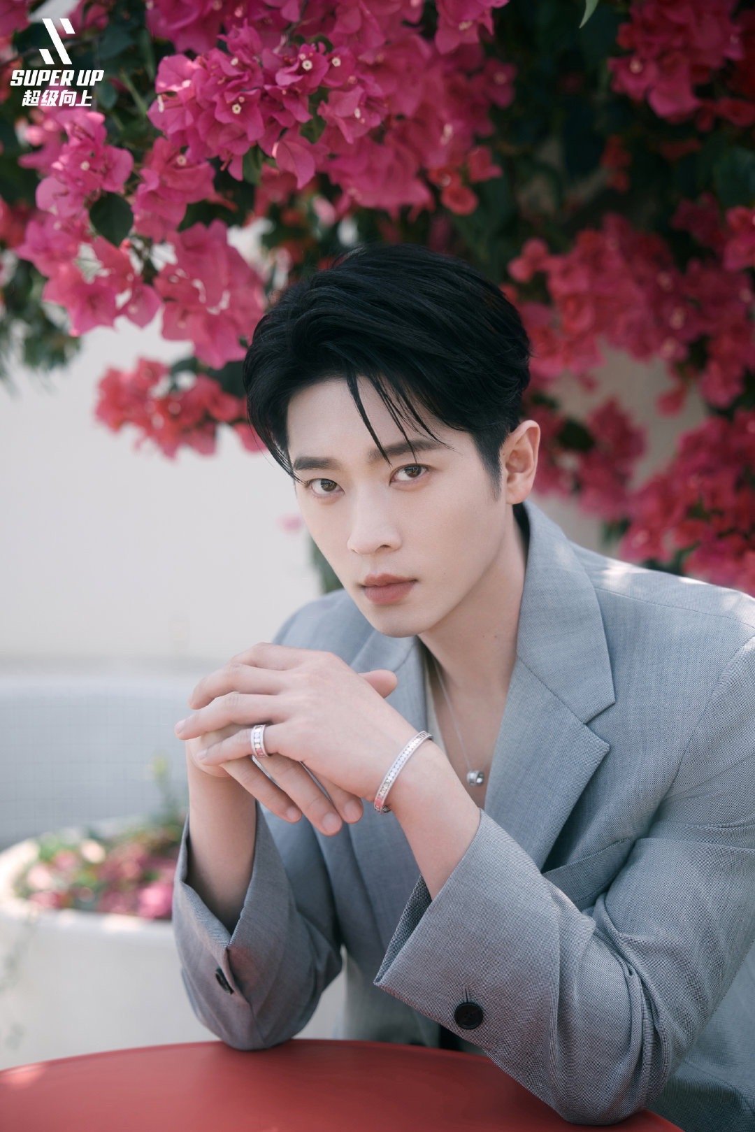 丞磊 大大方方清清爽爽的 他的镜头感很特别，不躲闪也不用力，就是大大方方看着你。