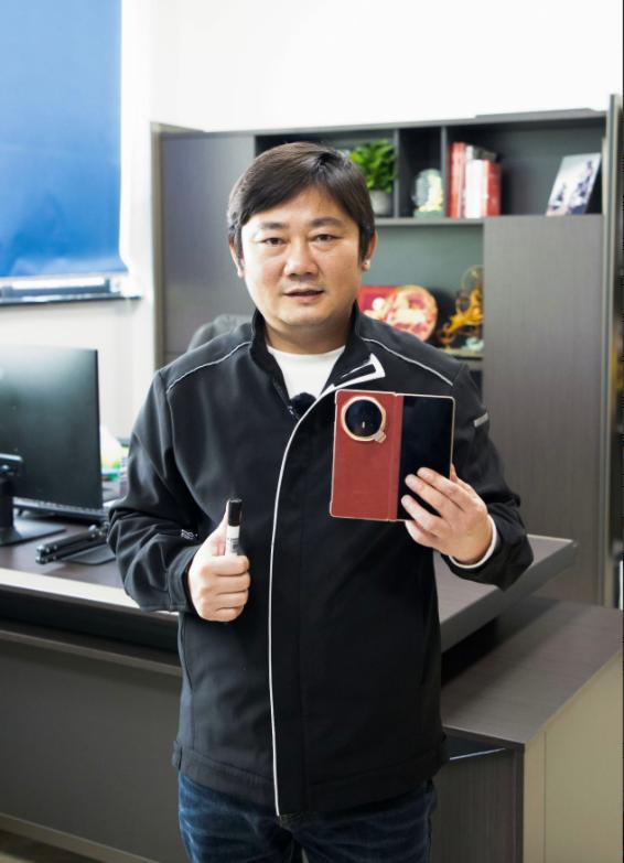 荣耀派人赴重庆给张雪送手机了，直接给张总换成了荣耀Magic V6折叠屏手机。