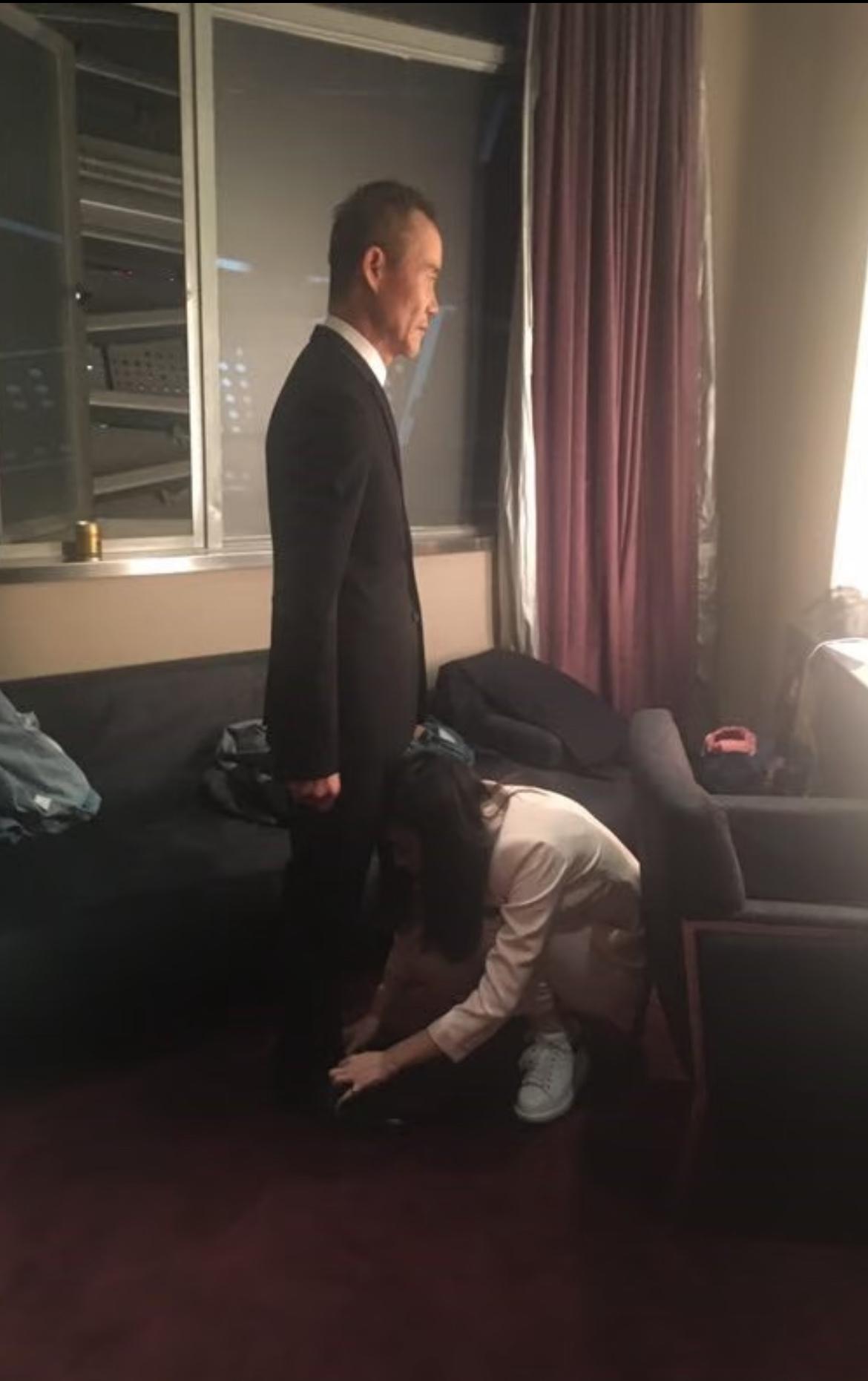 王石的前妻是高干的女儿，前半生的婚姻和事业都多少仰仗老丈人，在家庭中他被忽视的下