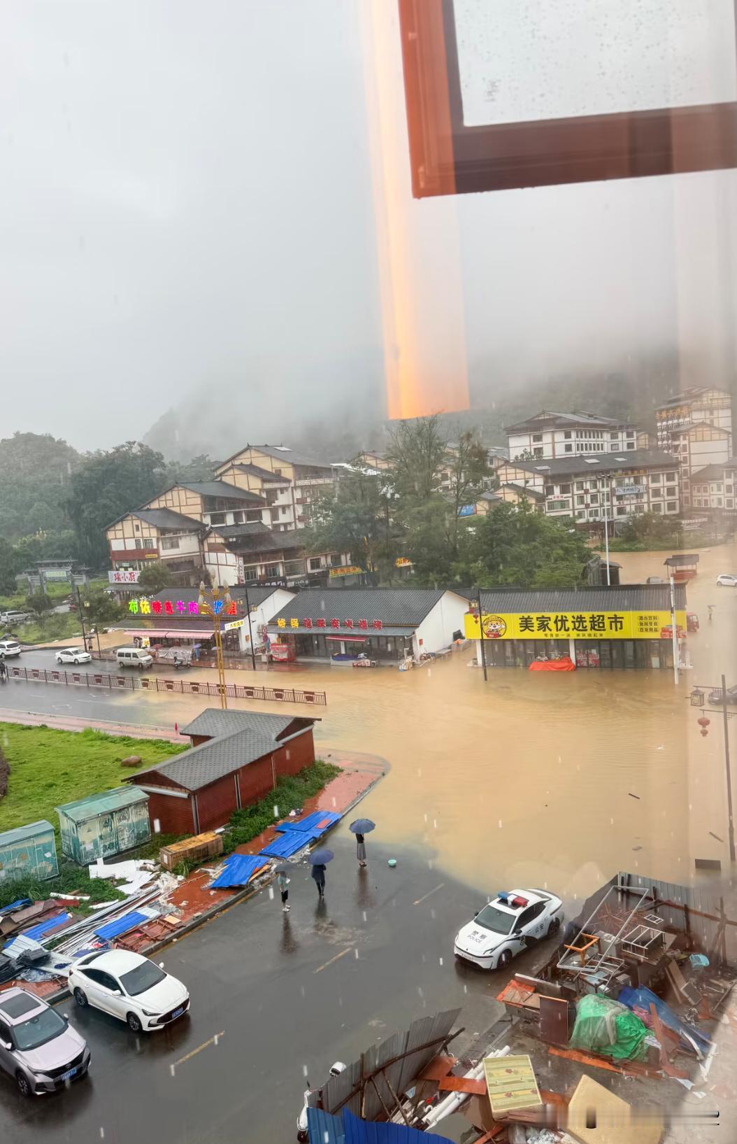 到底什么时候去荔波小七孔最好玩？

     雨太大了，今天开了两条省道全堵了。