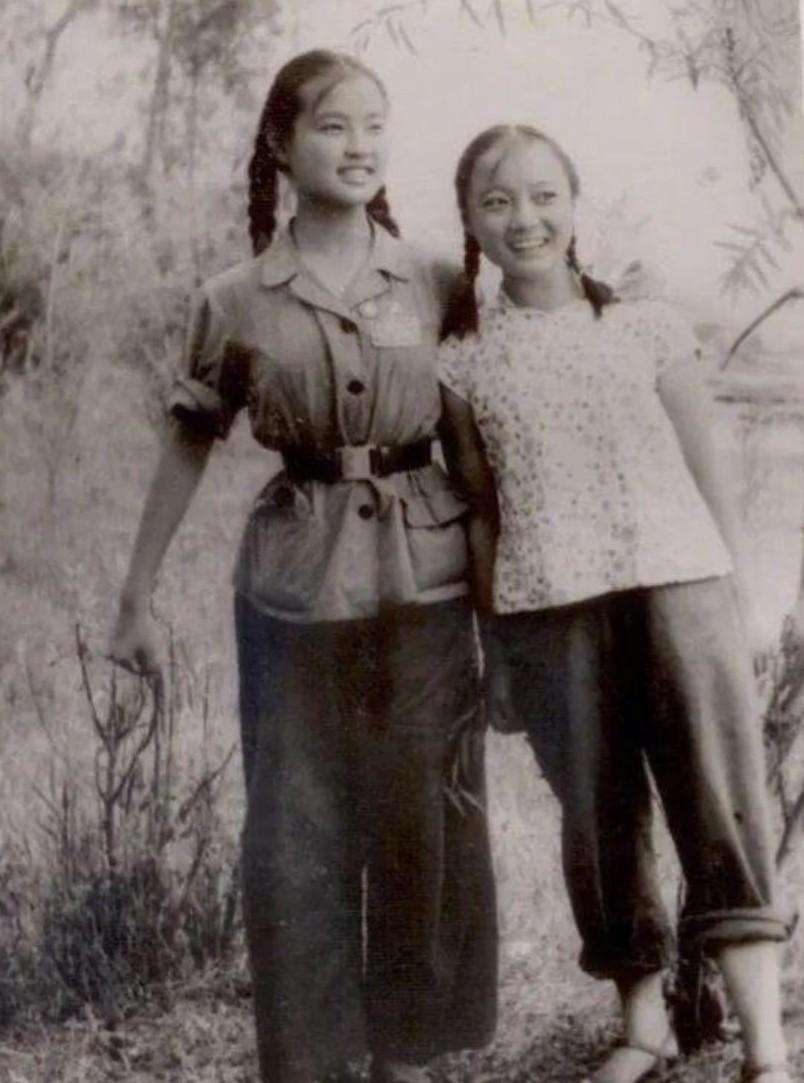 刘晓庆年轻时候的照片，那时候的照片到现在不是很清晰了，但是这张照片里最吸引眼球的