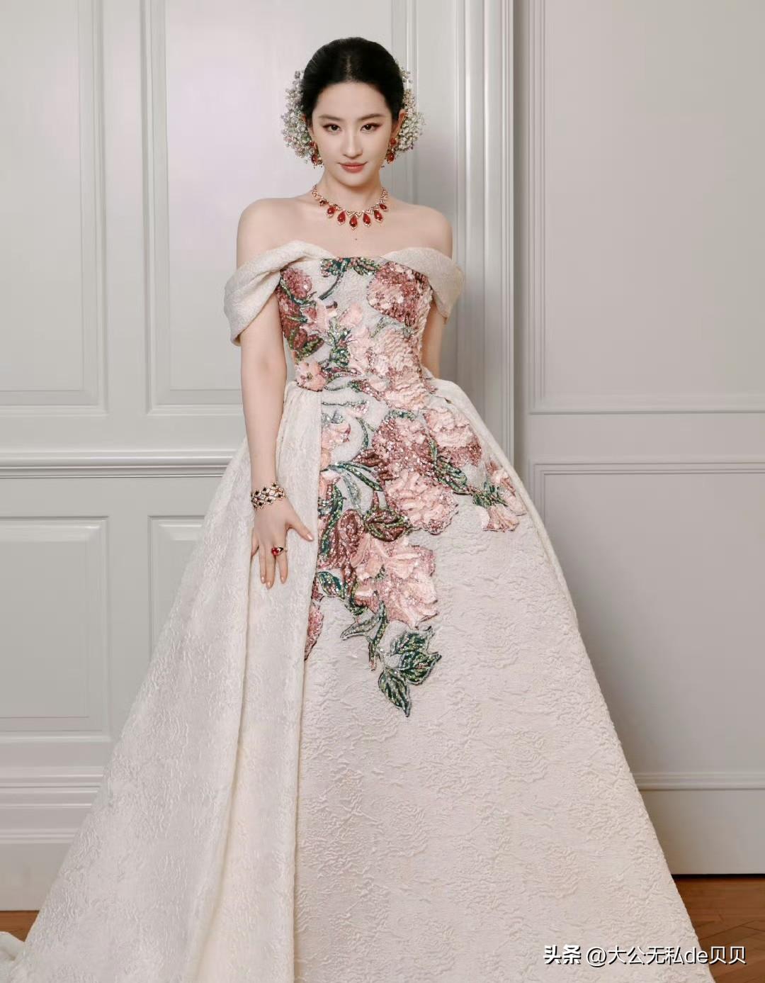 刘亦菲现在出席活动，几乎都是这种超大的蓬蓬礼服裙，是怕暴露自己的身材短板吧。
