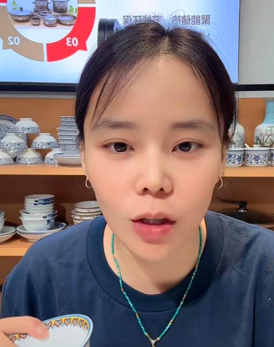 “熊磊今天穿得跟隔壁班女生一样，白T牛仔，头发随便一扎就开播。
”三句话，300