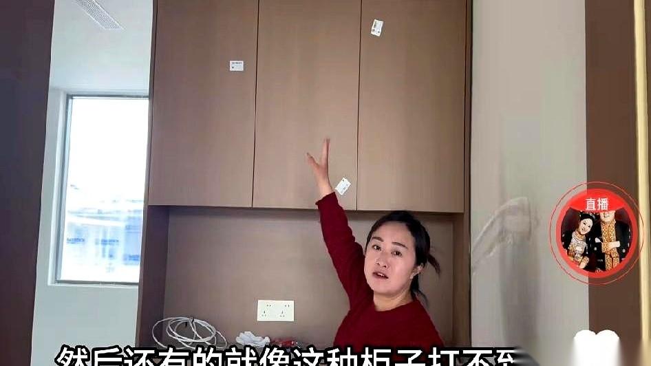 千万粉丝网红二胖杨玛丽，最近被自家这栋“豪宅”给绊住了。
原本定在去年9月就能拎