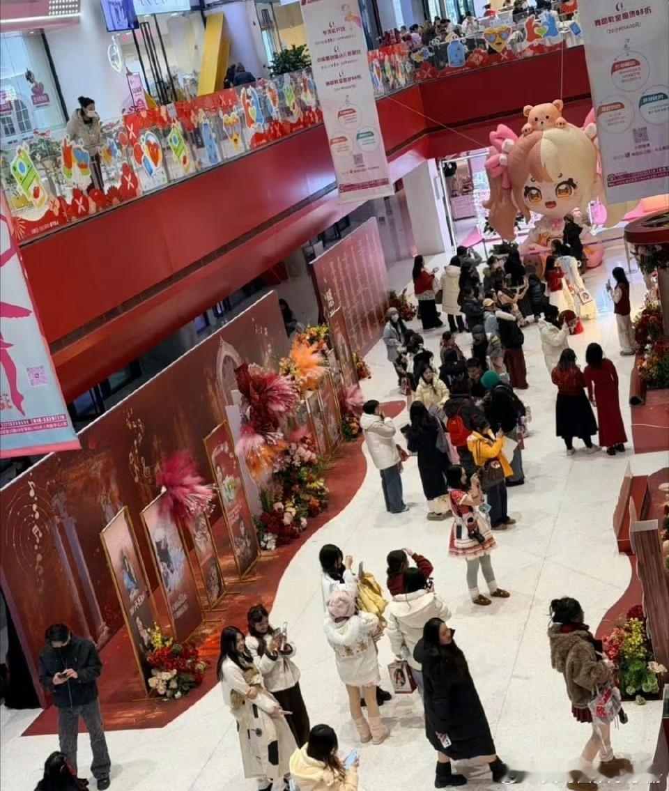 虞书欣生日会粉丝开始领应援物