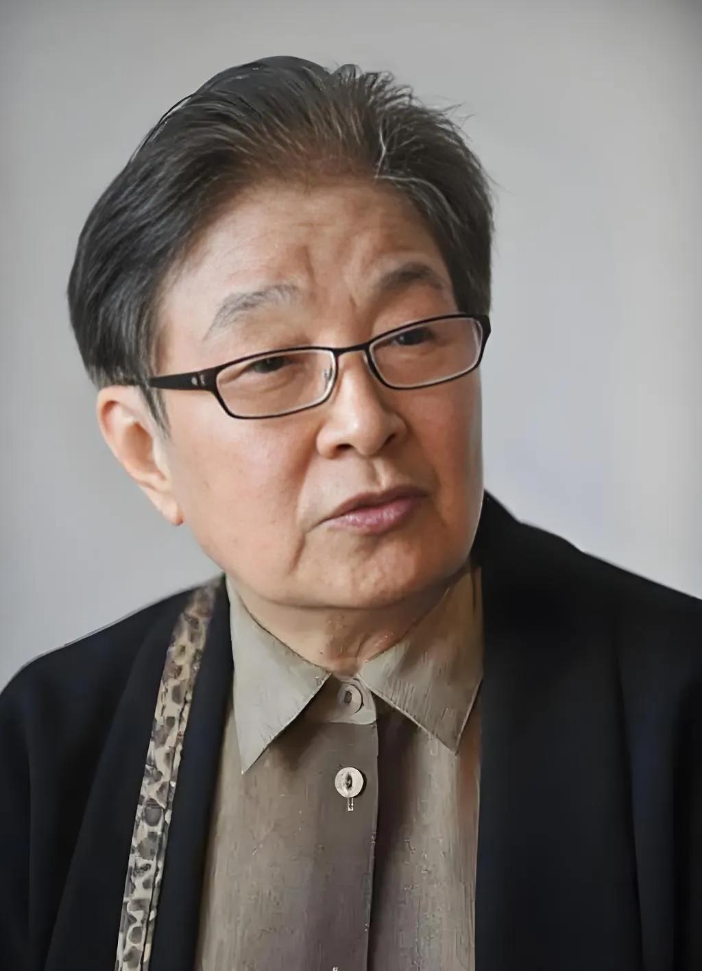90岁作曲家谷建芬近日拄拐出席师生聚会，白发矍铄精神佳。毛阿敏、蔡国庆等弟子簇拥