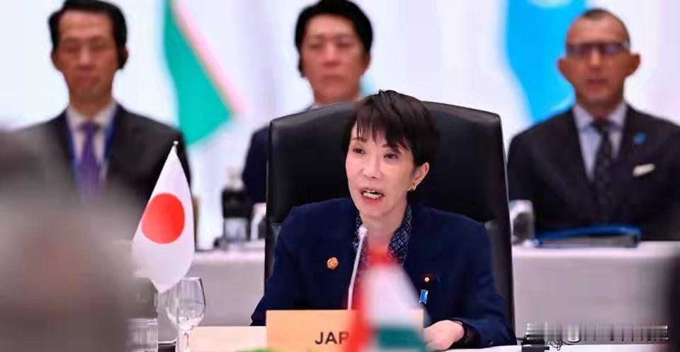 麻生太郎又有新动作，日议员一句话预言高市结局：日方收到坏消息