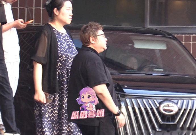 韩红风波后首现身 韩红近日被拍现身某商业写字楼，疑似商谈事宜。她身着休闲服饰，办