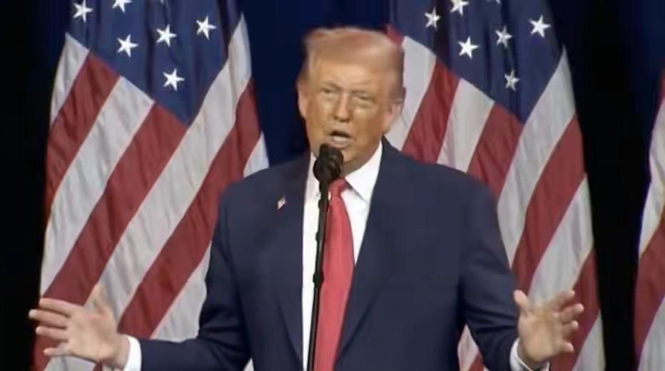 特朗普老惦记着丹麦的格陵兰岛，还放话不排除动武，这可把丹麦议员贾洛夫急坏了，直接