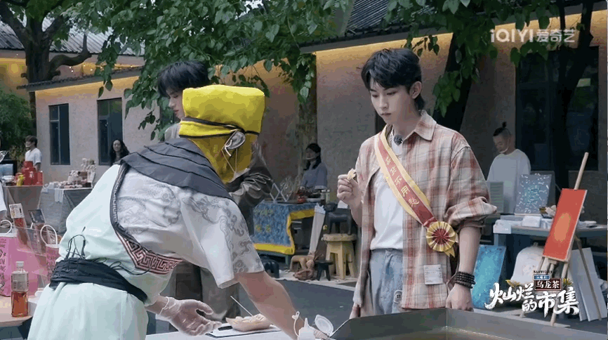 郭俊辰在市集最没亏待的是嘴 郭俊辰在市集的状态好戳人！嘴里塞着美食，听摊主说小确