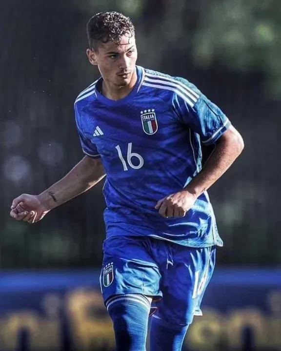 🇮🇹意大利足球🇮🇹
2026年世界杯
意大利18号皮奥禁区內头球摆渡，跟