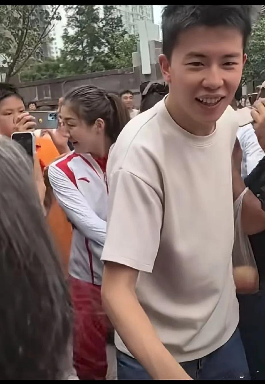 陈梦回青岛老家，在小区被这个男的拽着胳膊走，好奇这是谁？

肯定是至亲，要不是亲