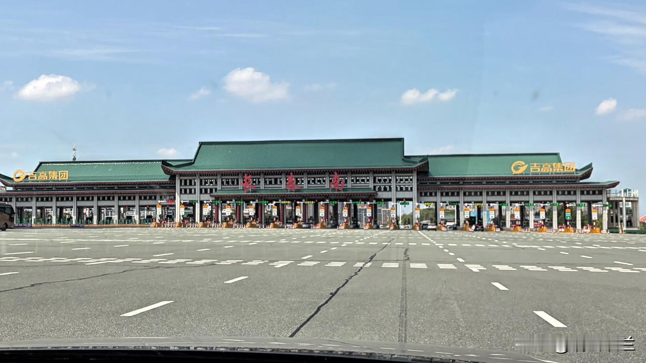 昨天晚上，孙女和孙儿已由他们的妈妈乘飞机送到了长春，将在东北地区，与我们一起开启