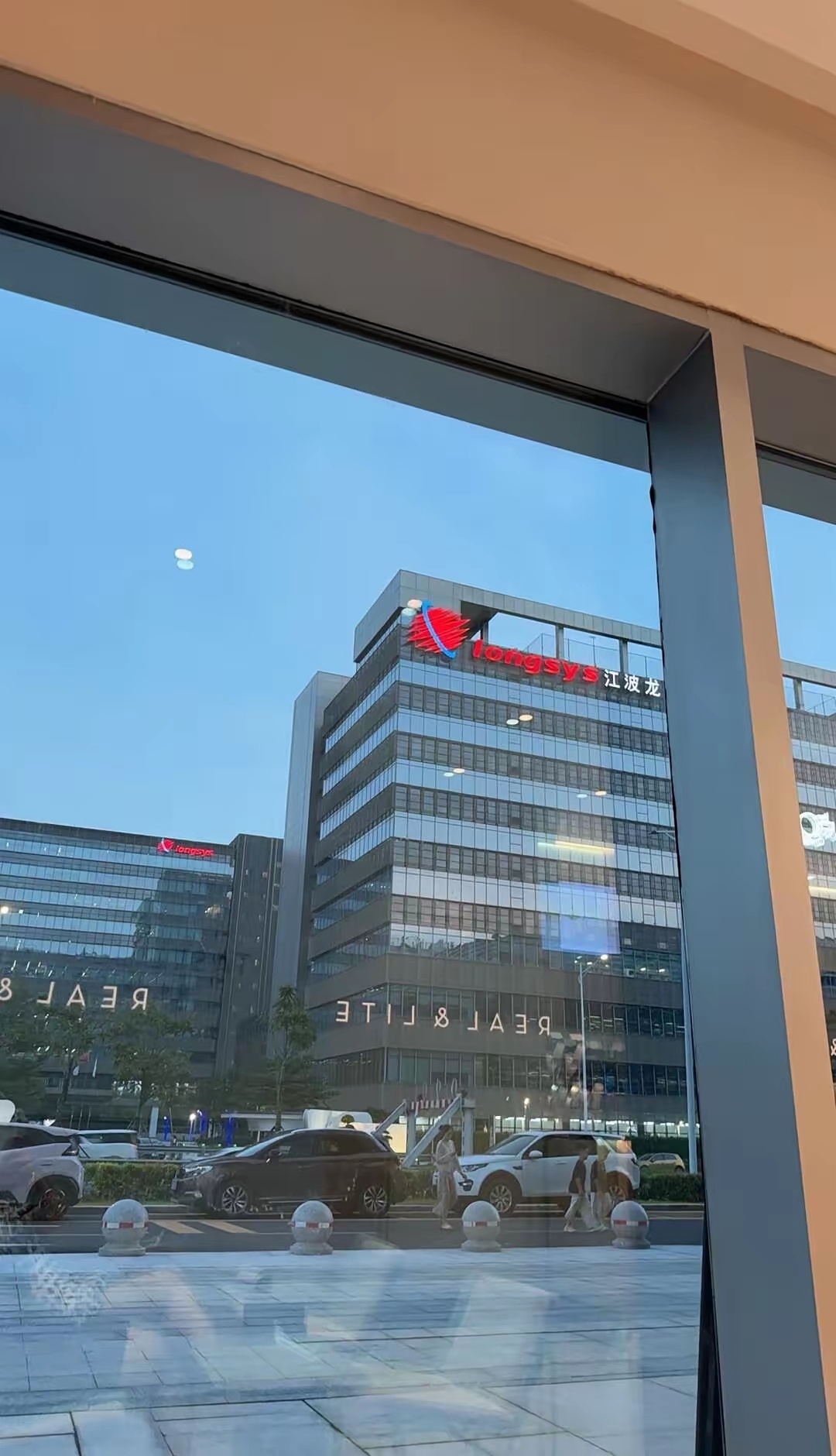炒了半天股票，发现这公司就在家附近果断买入 