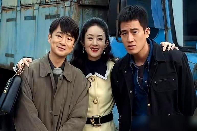 剧宣海报刚发全网都在替欧豪喊冤。海报上他又缩在杨紫斜后方半步当背景板。你真以为他