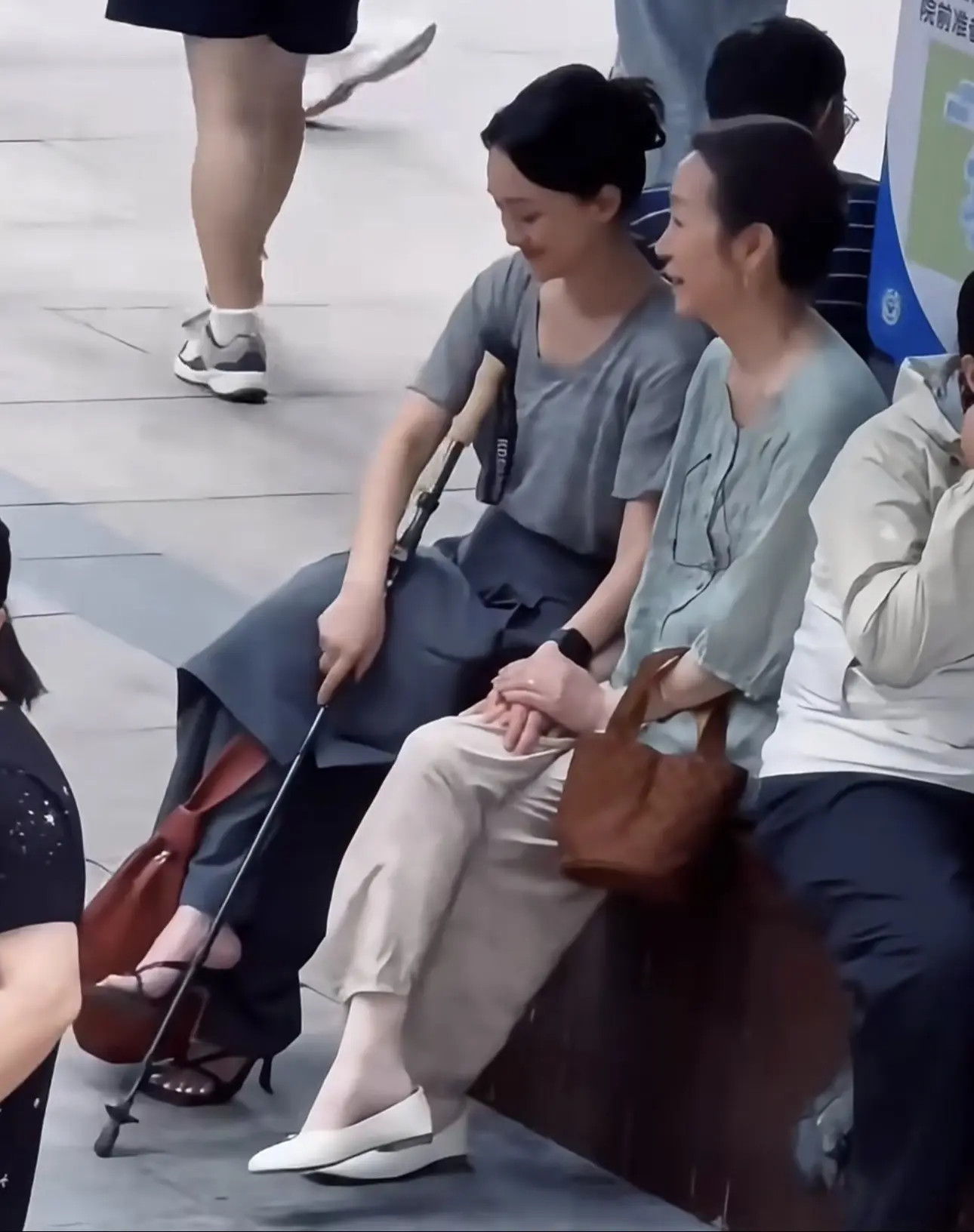 网友在省肿瘤医院偶遇周迅，旁边的病人都没认出她
