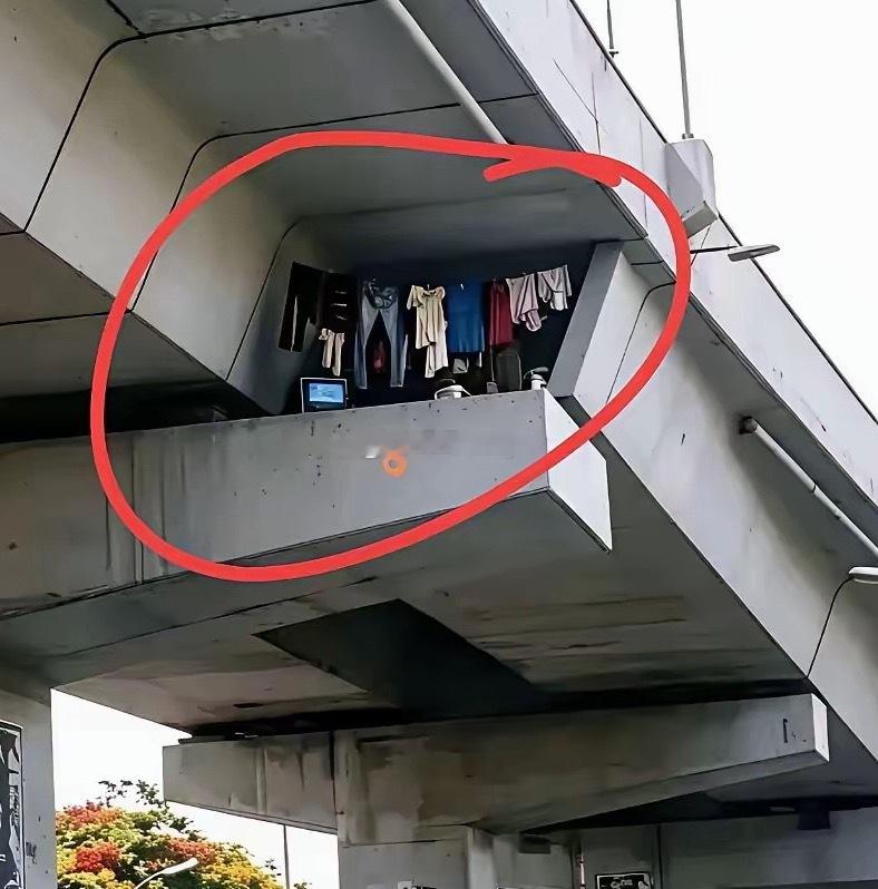还有人在这个地方住啊 真想的出来 