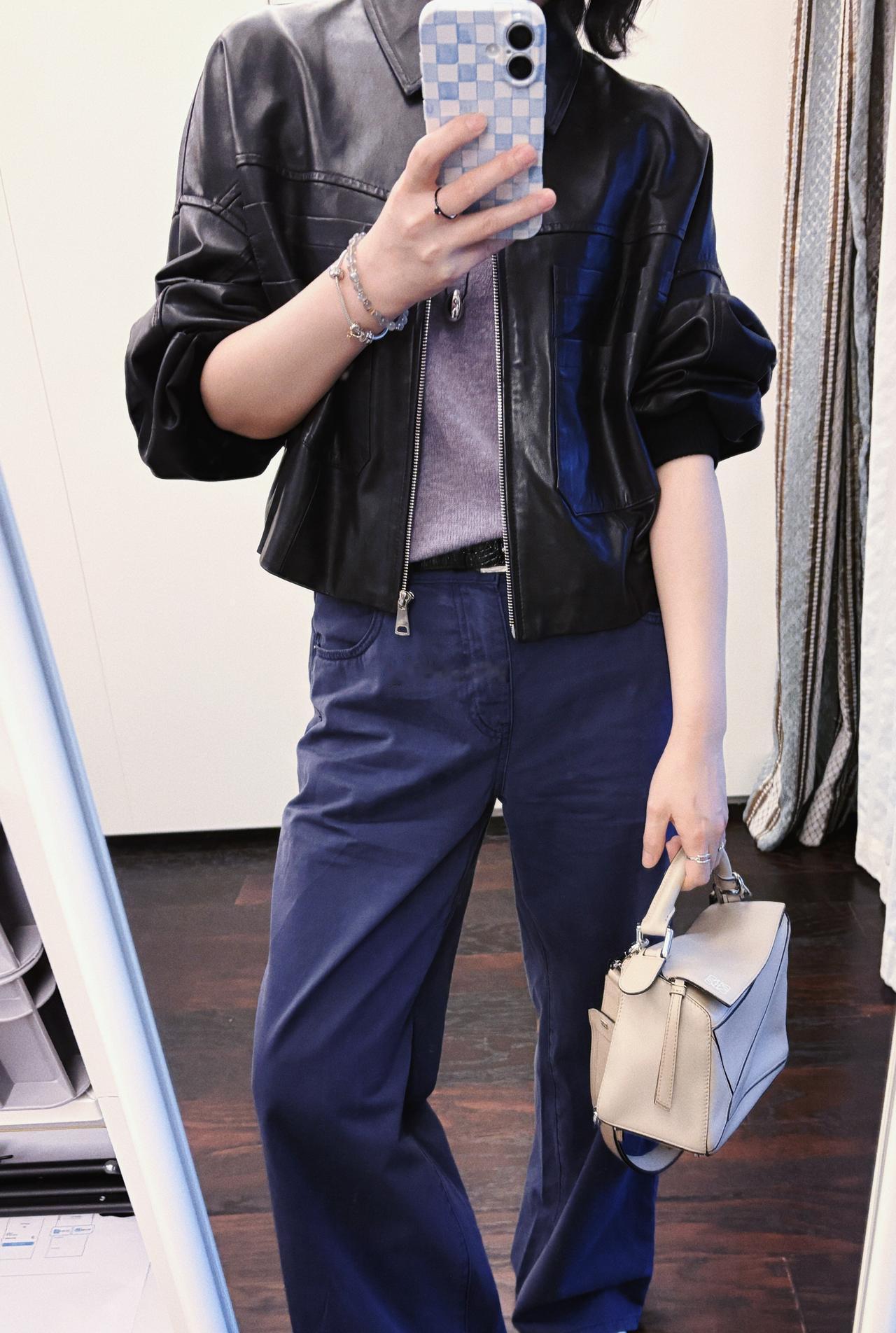 昨天的温度，又穿上了皮衣
内搭短袖针织衫
低腰紫色薄牛仔裤，低腰比高腰舒服太多了