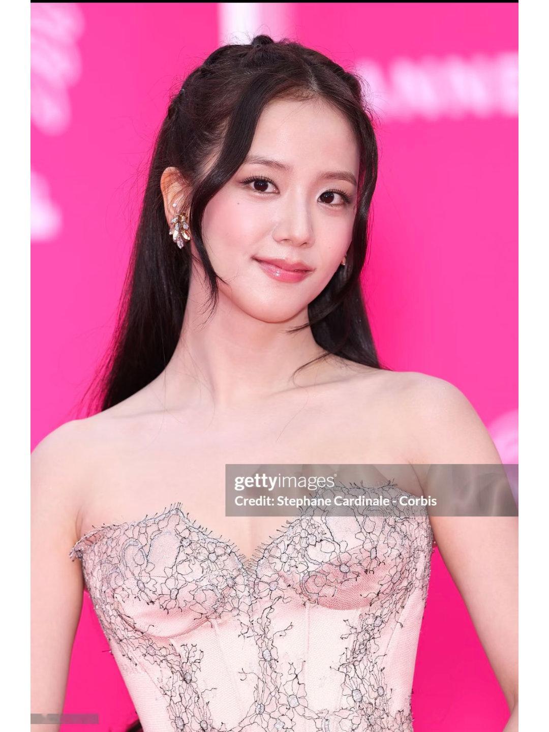 金智秀戛纳获奖感言智秀不仅展示了多套惊艳的礼服造型，更成为历史上首位获得"Mad