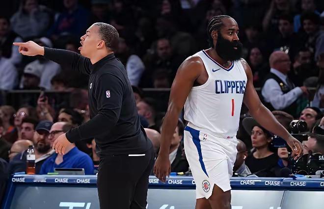 十战九负，快船已沦为联盟人人都想捏一把的软柿子。

快船打热火，快船旧将鲍威尔复