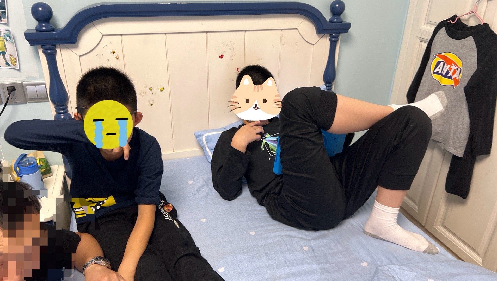 俩人在房间学英语呢，一听咋哭起来了[费解]原来是贝恩被凯恩训了，说他一个单词学了