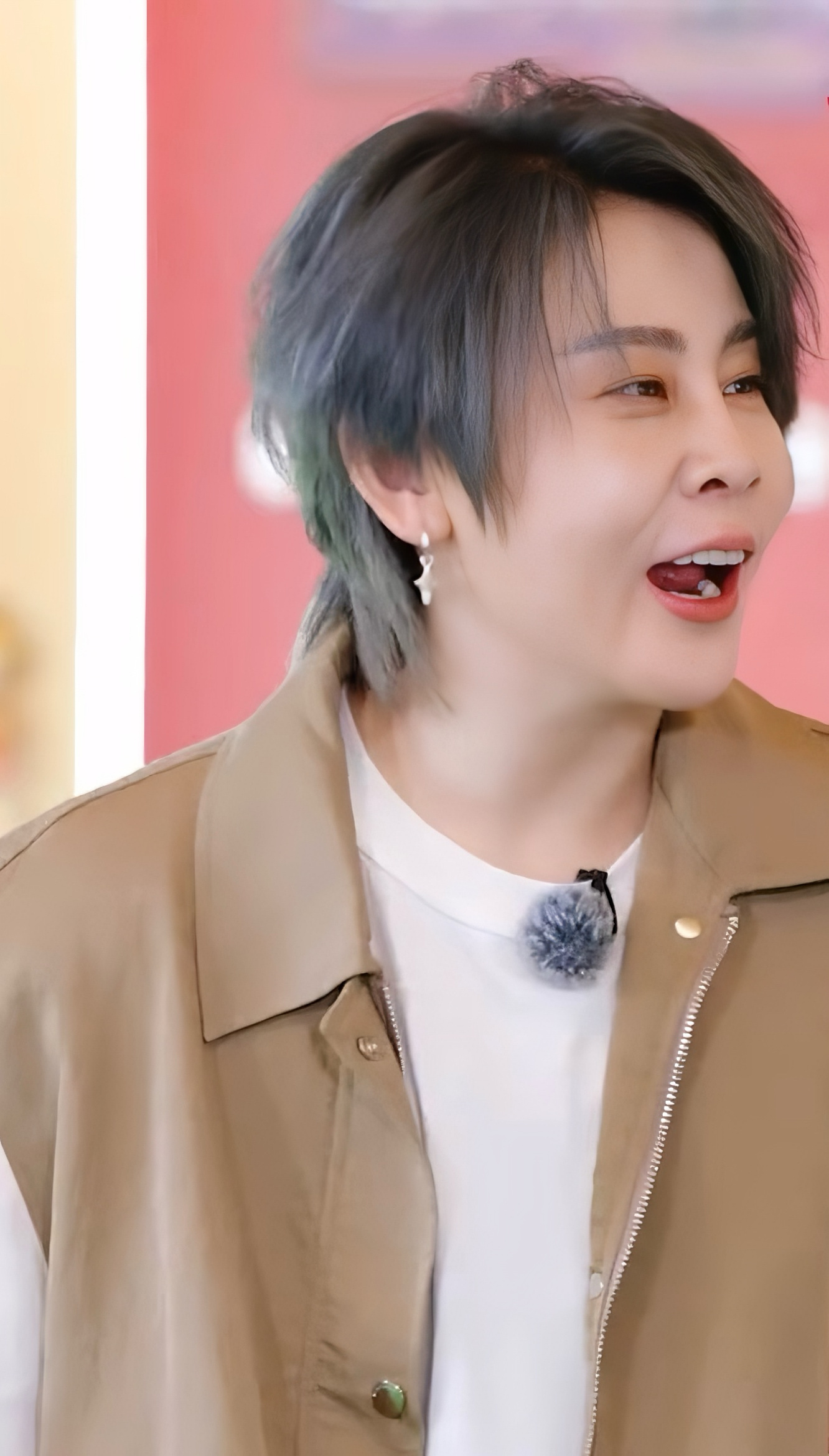 哦哦哦哦哦哦哦今晚有谁是冠军………………上了老濛新发色了好耶！！！ 