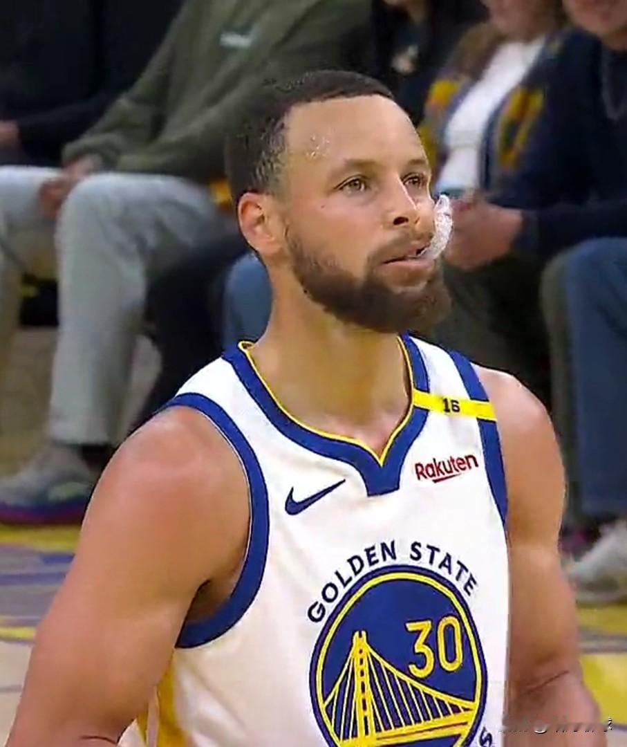 同样是喜欢投三分球！！！

克努佩尔：31场比赛，命中113个三分球。

米切尔