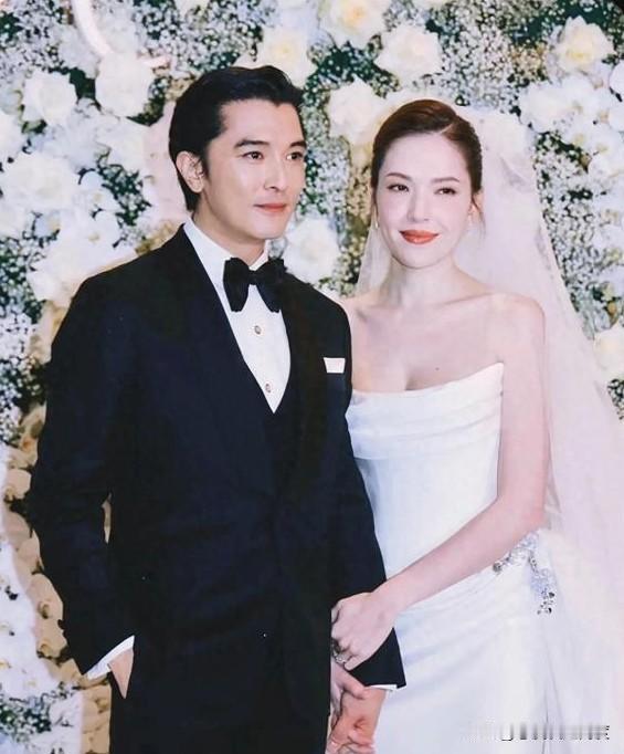 新婚不到一周，孩子刚满月，这对明星夫妇的蜜月状态打了多少人的脸？ 他们穿着最普通