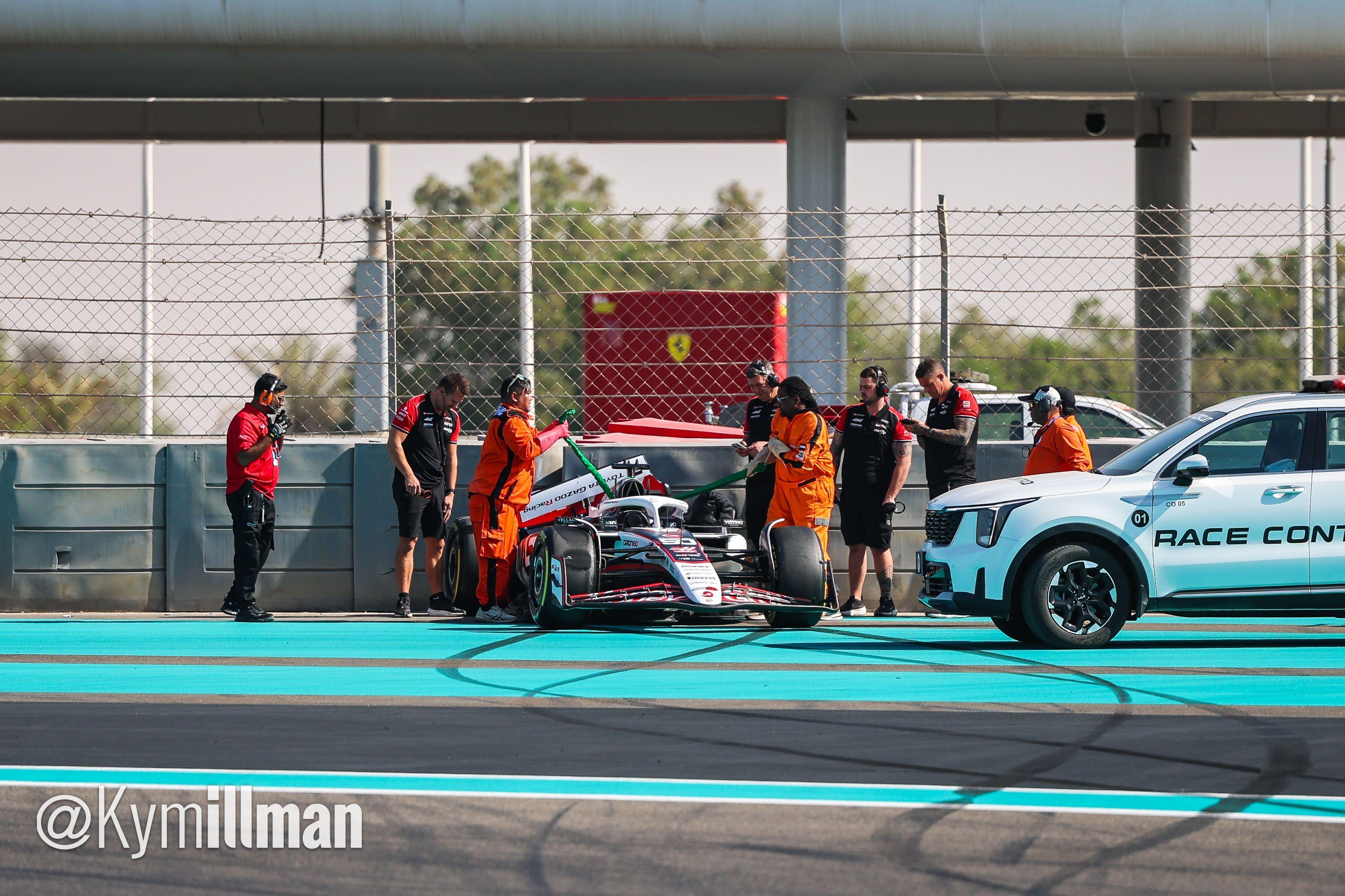 季后测试也得修车 平川亮驾驶哈斯赛车在1号弯上墙F1赛车F1阿布扎比季后测试